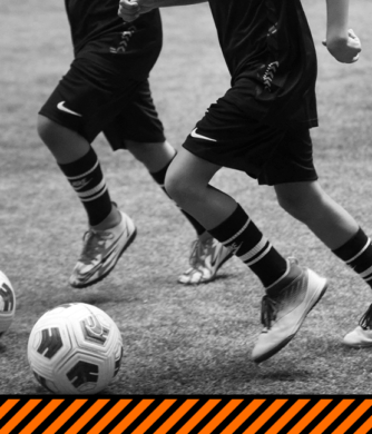 Deux joueurs de football en action sur un terrain, avec des ballons, et un design graphique moderne en orange et noir.