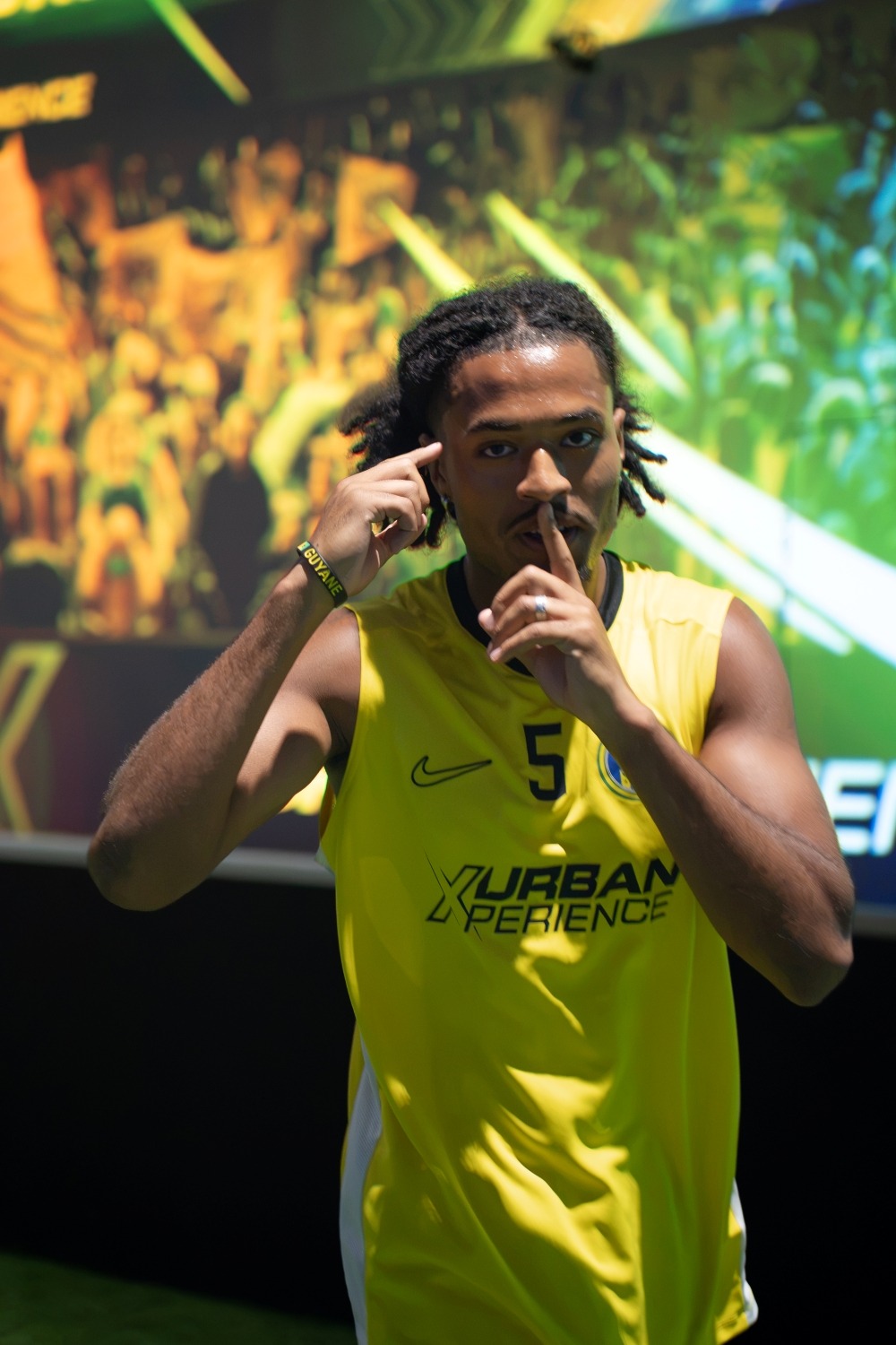 Stade virtuel projeté sur les murs du terrain Urban Xperience